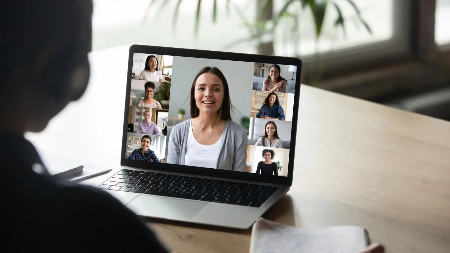 étudiante en visio qui participe à un cours