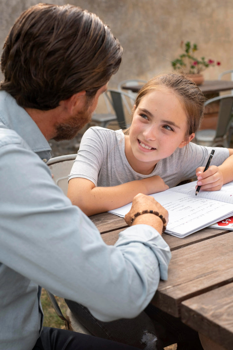 enfant qui fait ses devoirs avec un prof particulier